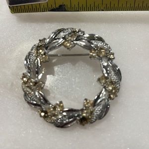 ⭐️4 for $16⭐️
 Wreath brooch with rhinestones